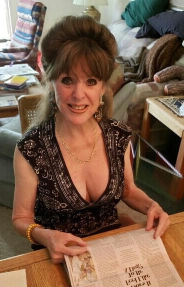 17P Mature ladies braless cleavage pokies 137