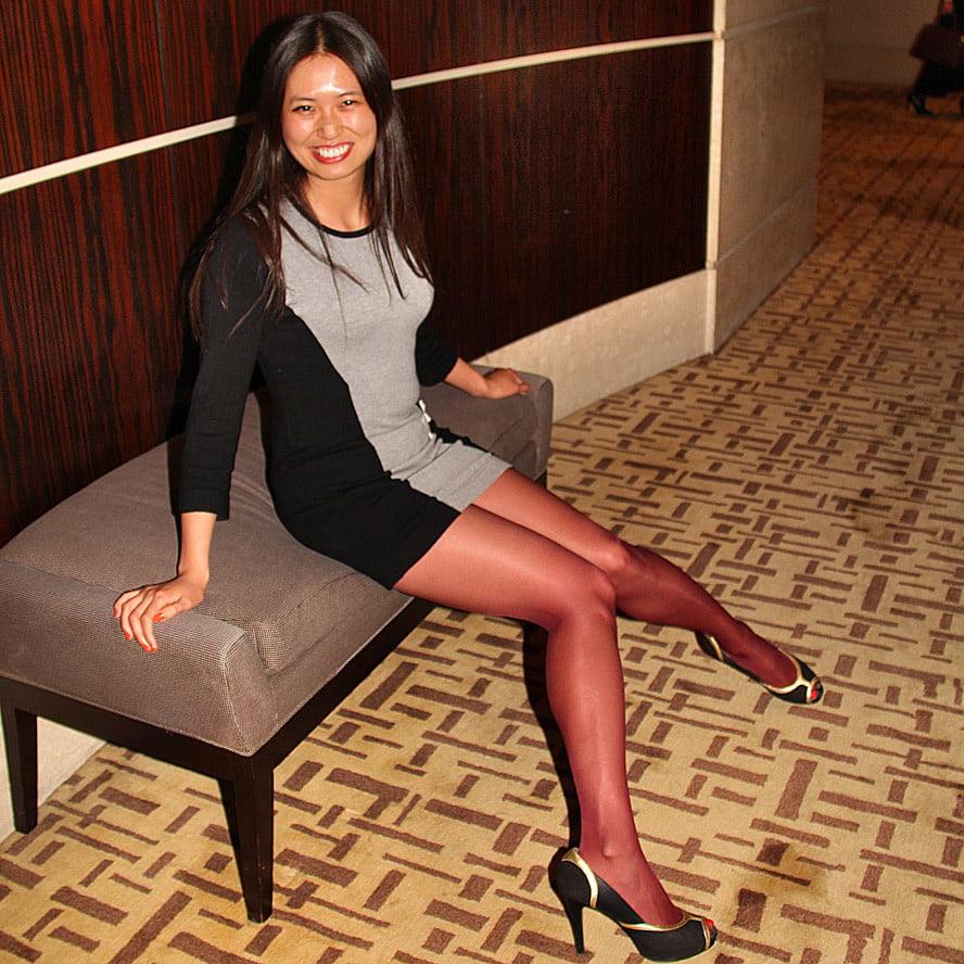 25P Korean Party Sluts in Pantyhose 01