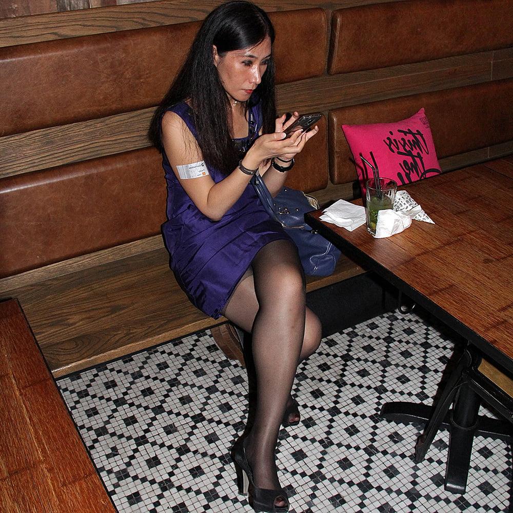 25P Korean Party Sluts in Pantyhose 01
