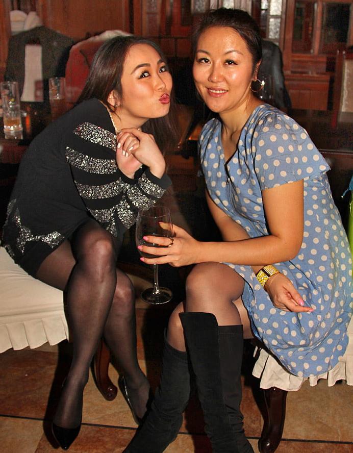 25P Korean Party Sluts in Pantyhose 01