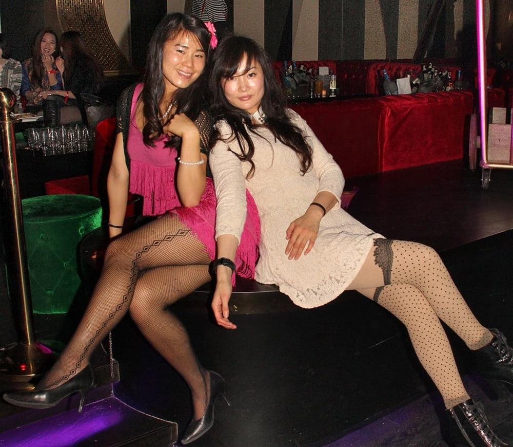25P Korean Party Sluts in Pantyhose 01