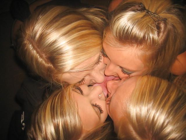 25P F4F Kissing
