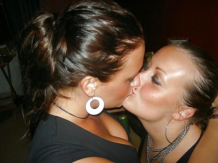 25P F4F Kissing
