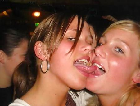 25P F4F Kissing
