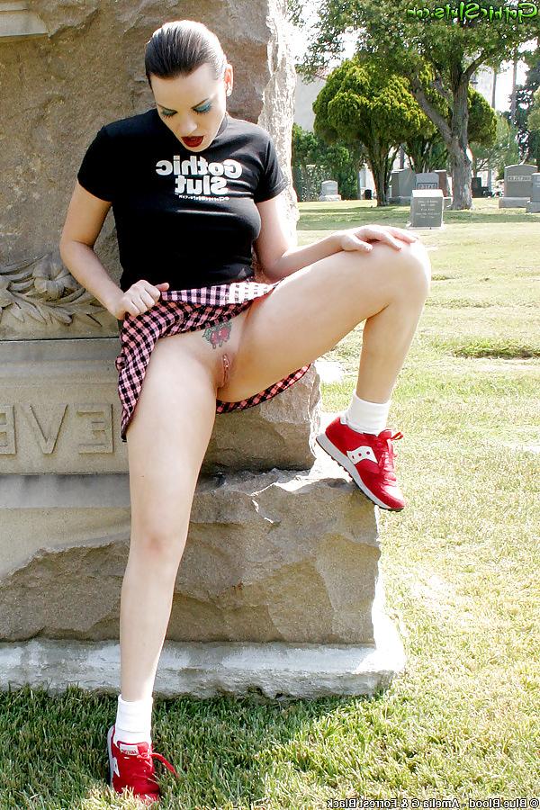 15P Dana DeArmond Goth Graveyard Flashing