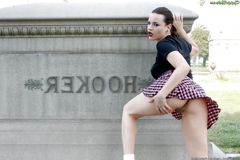 15P Dana DeArmond Goth Graveyard Flashing