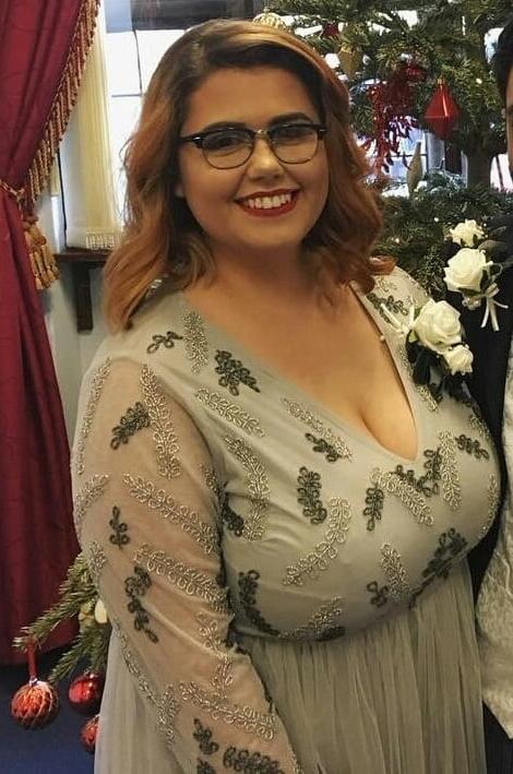 20P Mature ladies braless cleavage pokies 136