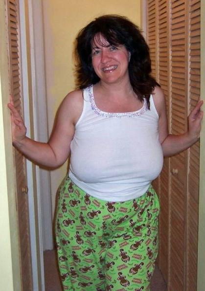 20P Mature ladies braless cleavage pokies 136