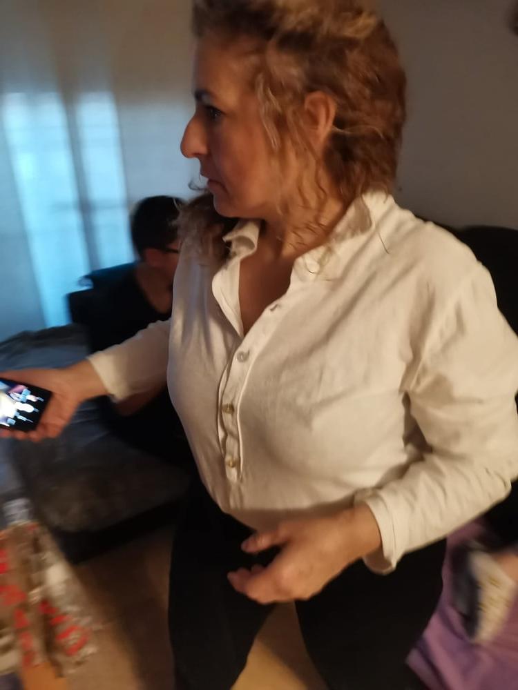 20P Mature ladies braless cleavage pokies 136