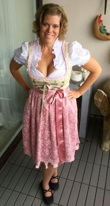 20P Mature ladies braless cleavage pokies 136