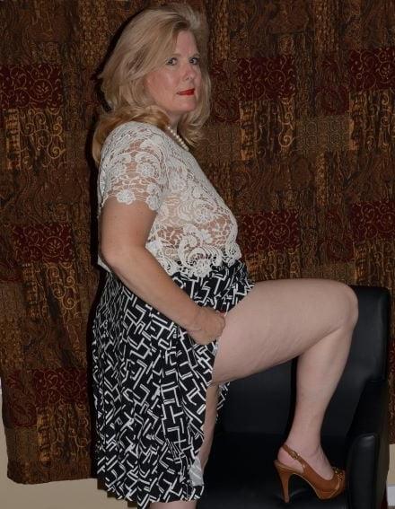 20P Mature ladies braless cleavage pokies 136