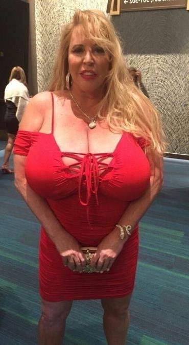 20P Mature ladies braless cleavage pokies 136