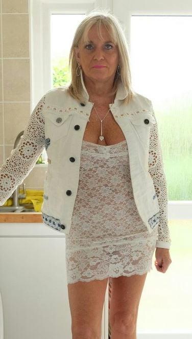 20P Mature ladies braless cleavage pokies 136