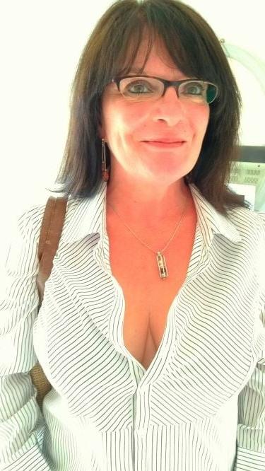 20P Mature ladies braless cleavage pokies 136