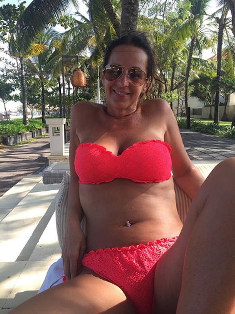 25P Sexy Grandma Spread her legs 2