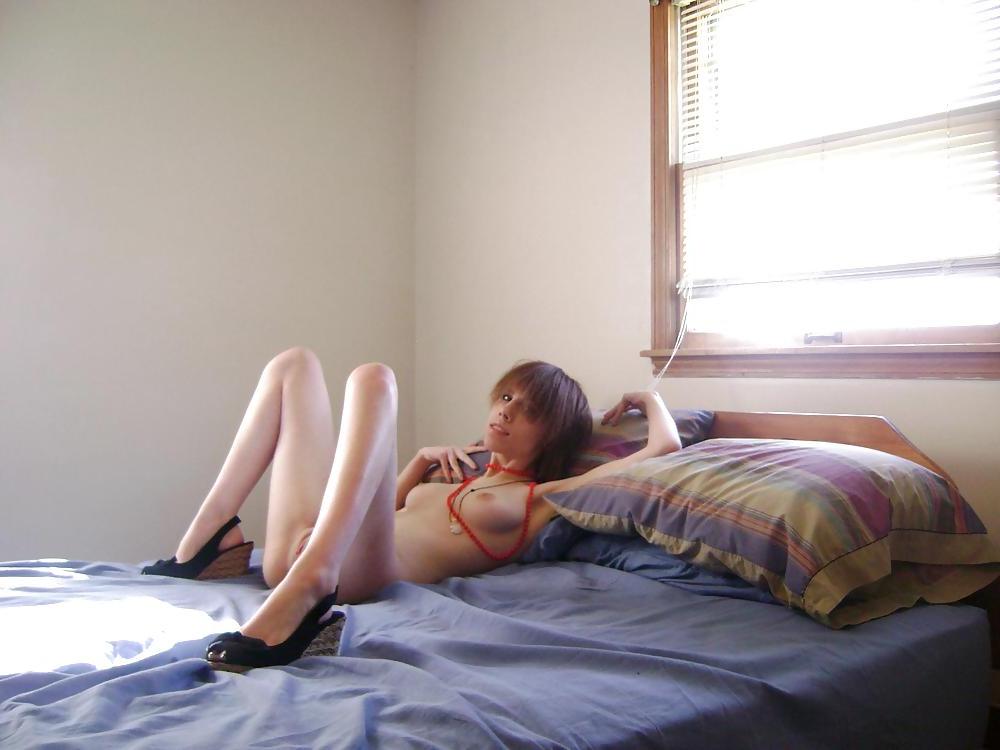 20P Short hair thin girl in fishnets