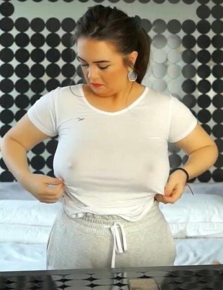 19P Mature ladies braless cleavage pokies 134
