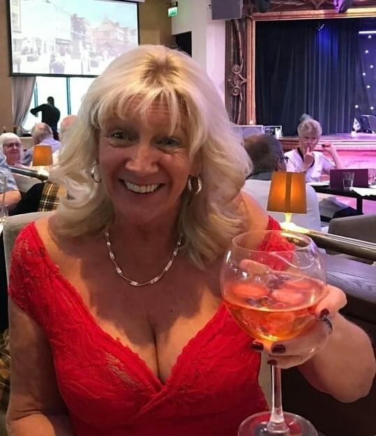 19P Mature ladies braless cleavage pokies 134