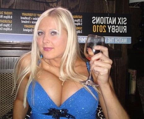 19P Mature ladies braless cleavage pokies 134