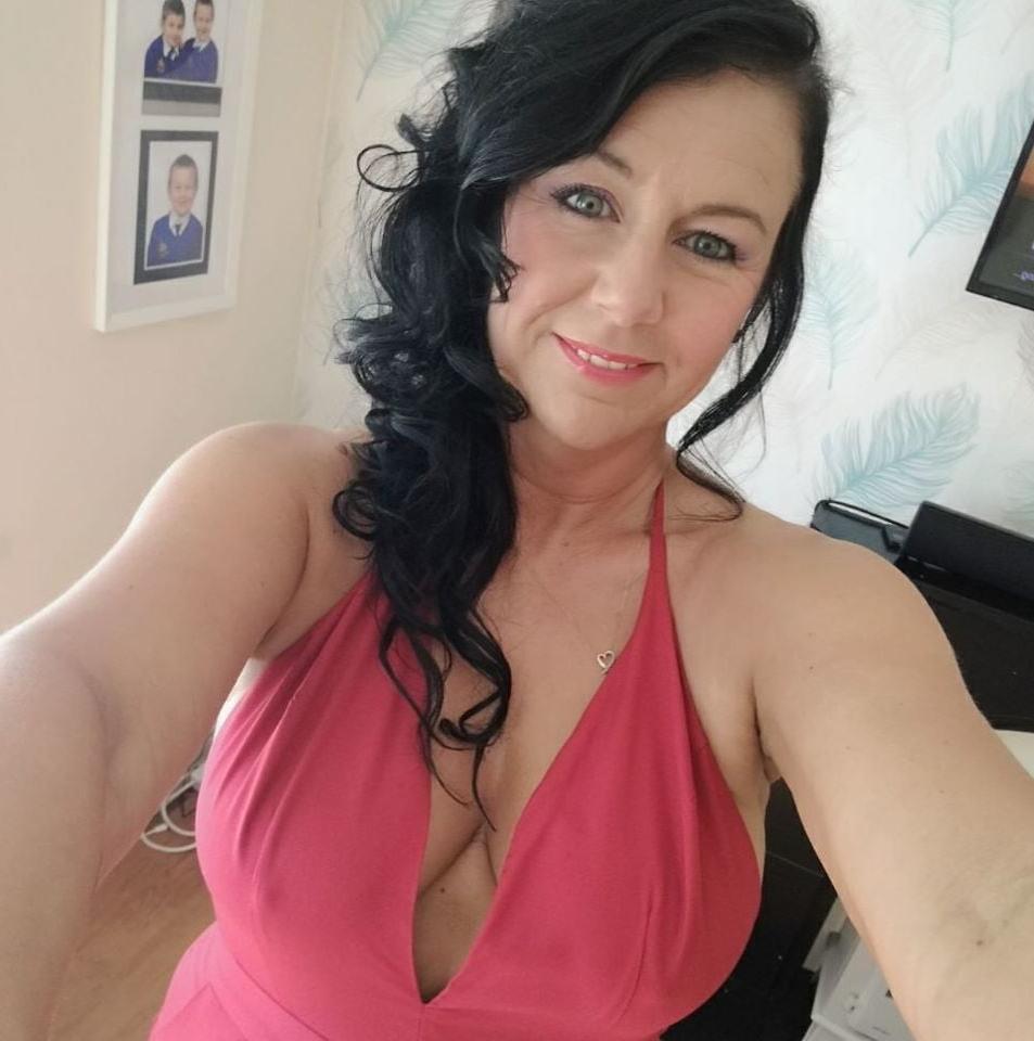 19P Mature ladies braless cleavage pokies 134