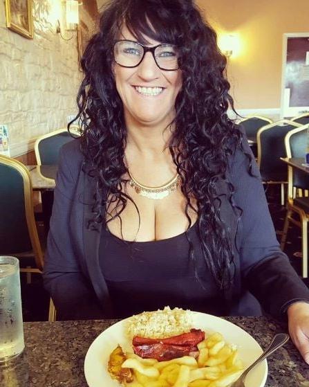 19P Mature ladies braless cleavage pokies 134