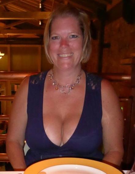 19P Mature ladies braless cleavage pokies 134