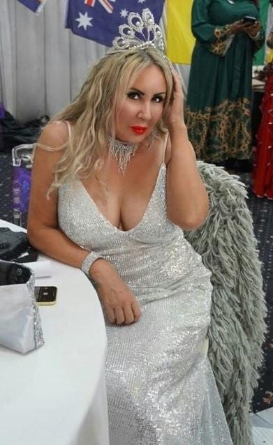 19P Mature ladies braless cleavage pokies 134