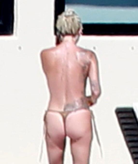 25P Lady Gaga's ASS