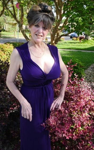 20P Mature ladies braless cleavage pokies 135
