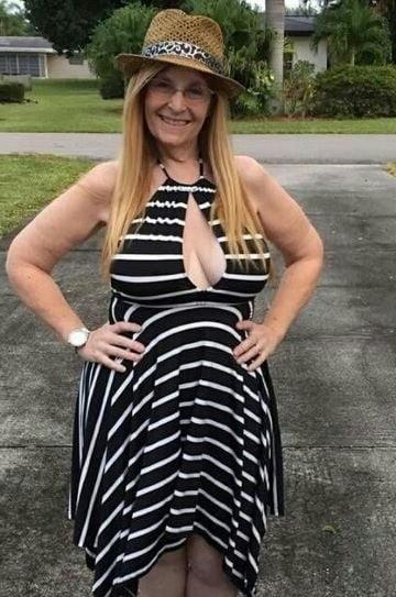 20P Mature ladies braless cleavage pokies 135