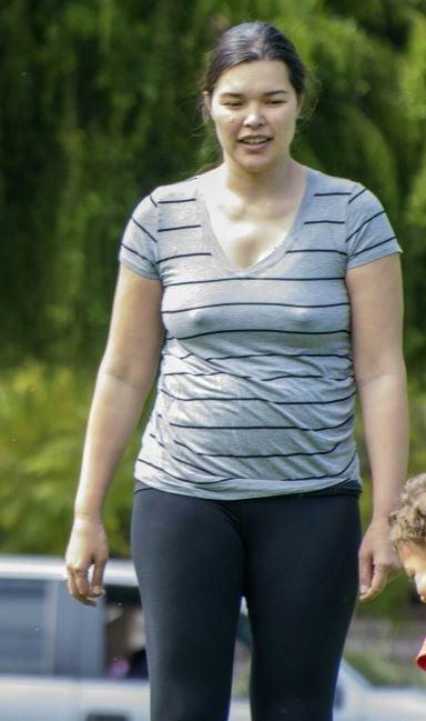20P Mature ladies braless cleavage pokies 135