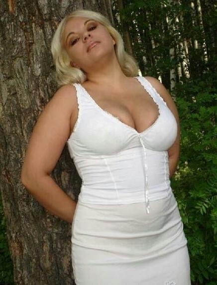 20P Mature ladies braless cleavage pokies 135