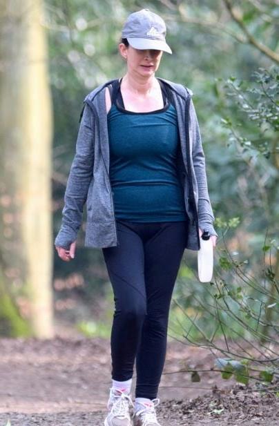 20P Mature ladies braless cleavage pokies 135