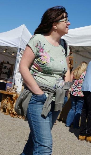 20P Mature ladies braless cleavage pokies 135