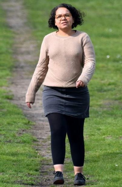 20P Mature ladies braless cleavage pokies 135