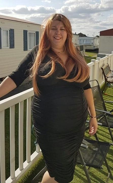 20P Mature ladies braless cleavage pokies 135