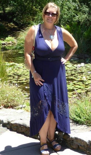 20P Mature ladies braless cleavage pokies 135