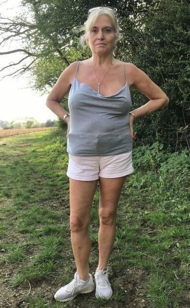 20P Mature ladies braless cleavage pokies 135