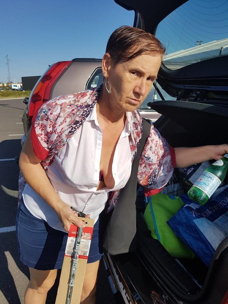 20P Mature ladies braless cleavage pokies 135