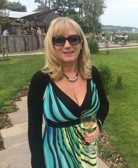 20P Mature ladies braless cleavage pokies 135