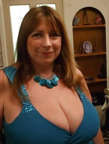 20P Mature ladies braless cleavage pokies 133