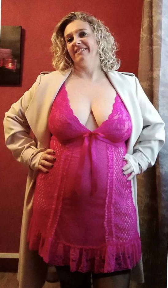 20P Mature ladies braless cleavage pokies 133