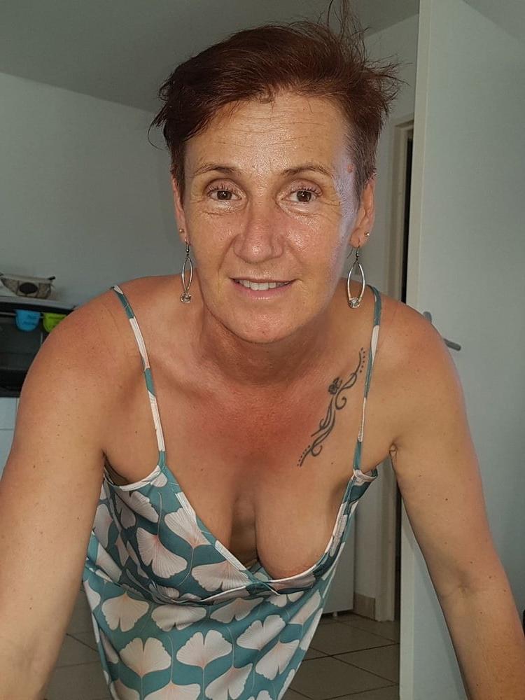 20P Mature ladies braless cleavage pokies 133