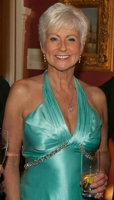 20P Mature ladies braless cleavage pokies 133