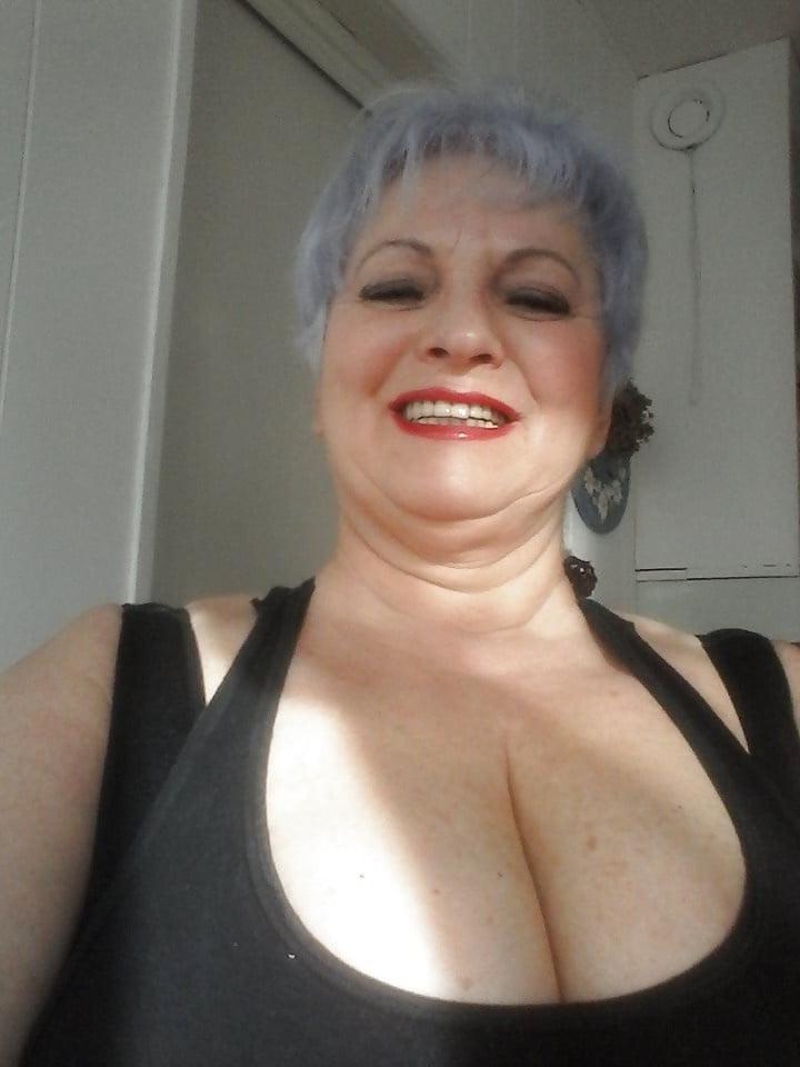 20P Mature ladies braless cleavage pokies 133