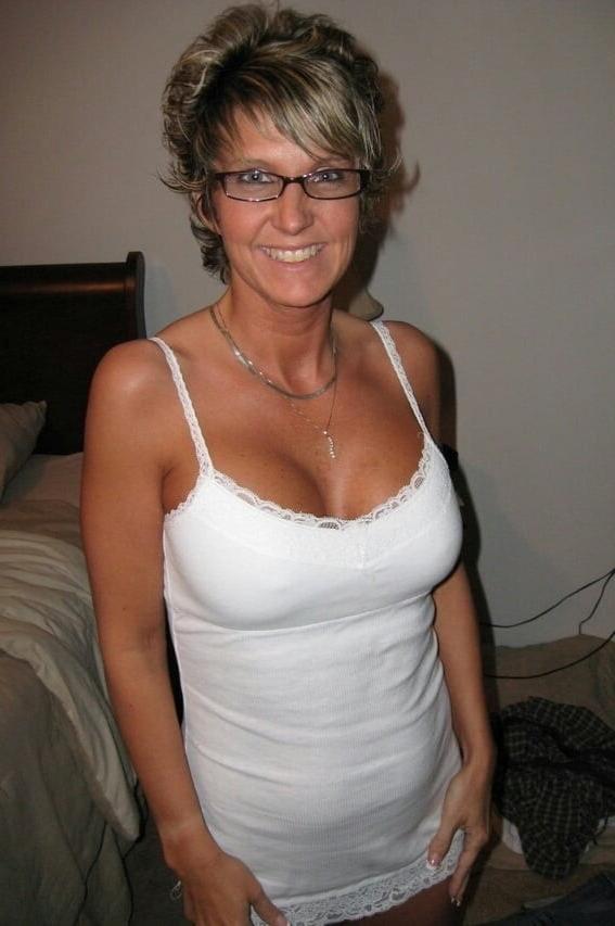 20P Mature ladies braless cleavage pokies 133