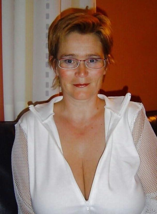 20P Mature ladies braless cleavage pokies 133