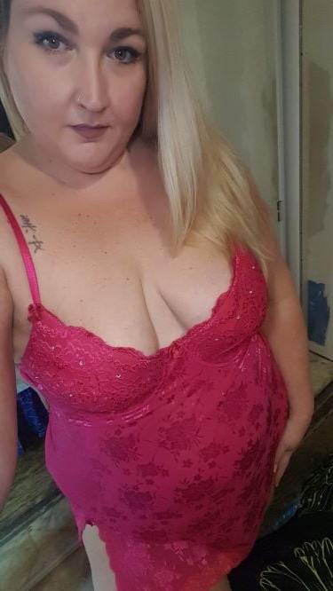 20P Mature ladies braless cleavage pokies 133