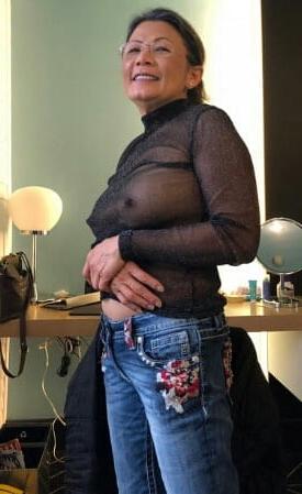 20P Mature ladies braless cleavage pokies 133