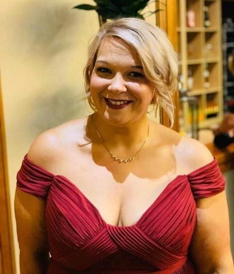 20P Mature ladies braless cleavage pokies 133